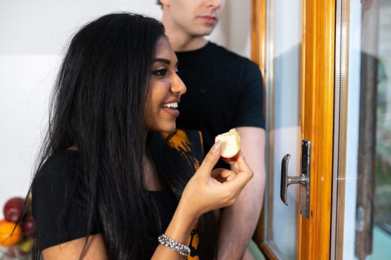 Un couple utilise un clavier à code pour entrer dans une love room à Lyon en soirée.